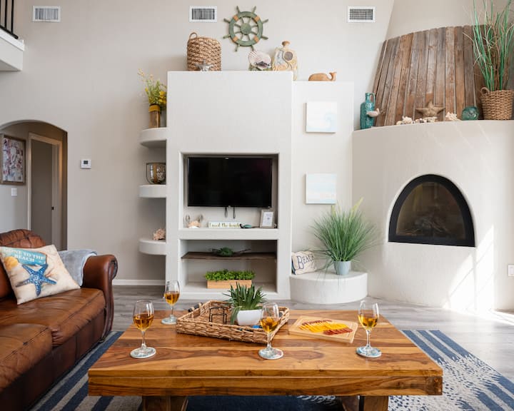 Priestranná obývacia izba s inteligentnou televíziou a útulným posedením. Oddýchnite si v tomto štýlovom obytnom priestore s luxusnými stoličkami, veľkou inteligentnou televíziou a dostatkom miesta na oddych. Ideálne miesto na filmové večery a kvalitný čas!