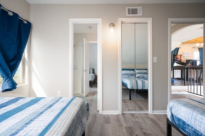 Vychutnajte si mäkkú posteľnú bielizeň a plyšovú posteľnú bielizeň v tejto spálni na poschodí s dvoma veľkými posteľami navrhnutými pre maximálne pohodlie.