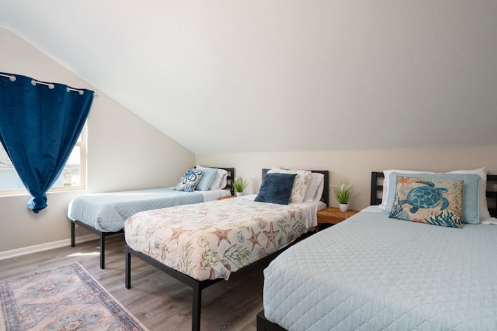 Táto spálňa na poschodí s tromi luxusnými oddelenými posteľami je ideálna pre rodiny, malé skupiny alebo deti a zabezpečuje pohodlný a relaxačný pobyt.