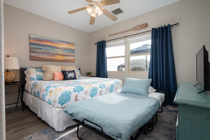 Táto priestranná spálňa na prízemí ponúka luxusnú manželskú posteľ a rozkladaciu posteľ, ktorá poskytuje flexibilitu a pohodlie pre rodiny alebo skupiny.