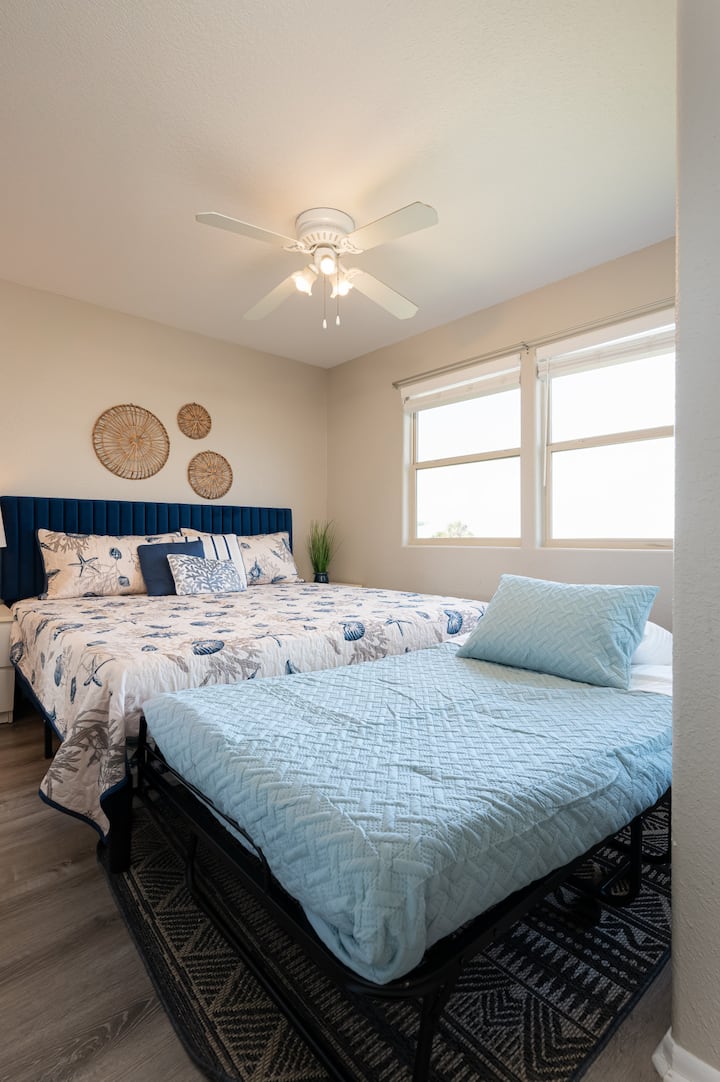 Priestranné, útulné a ideálne na skvelý nočný spánok! Spálňa 3 ponúka plyšovú manželskú posteľ a ďalšiu rozkladaciu posteľ, ktorá je ideálna pre rodiny alebo ďalších hostí. 