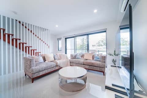Bright and Airy 4-Bedroom New Villa in Southport