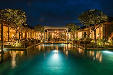 Arara & Layang: 9BR connecting villa w/ Playground