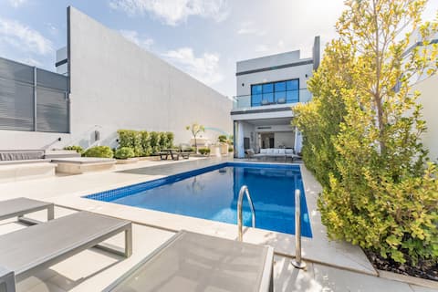 Pool & Sea Views Villa w/ BBQ Facility & Backyard