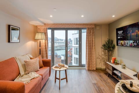 Top Airbnb: Elite Urban Escape | High-End Comfort in the City in Hotwells And Harbourside