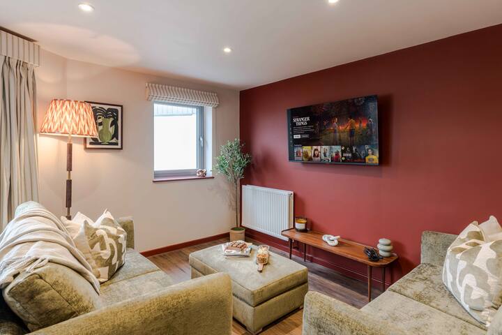 Designer 2BR Apartment | Prime Location (sleeps 6) gallery image 5