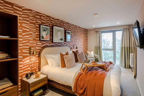 Designer 2BR Apartment | Prime Location (sleeps 6)