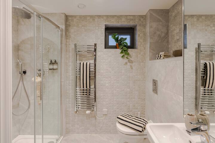 Designer 2BR Apartment | Prime Location (sleeps 6) gallery image 3