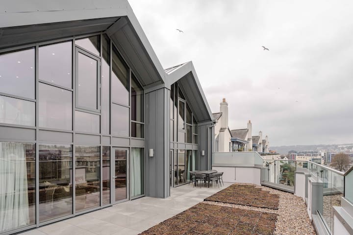Opulent Penthouse | High-End Living w/ Views gallery image 2
