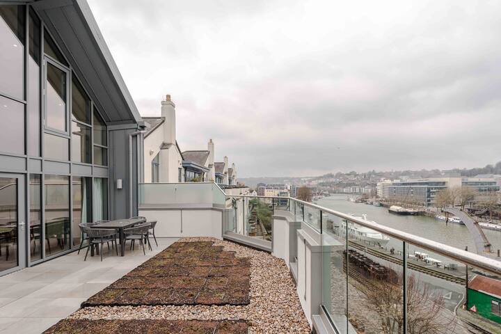 Opulent Penthouse | High-End Living w/ Views gallery image 4