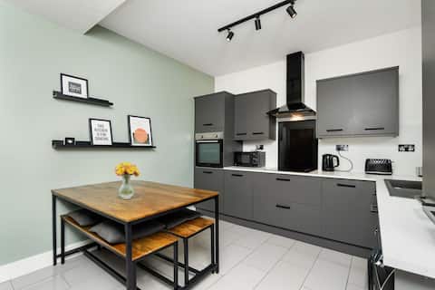 3 Bedroom House-Free Parking-by Holiday Homes