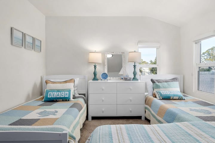 Dormitorio de invitados - Arriba - 1 cama completa, 2 camas individuales