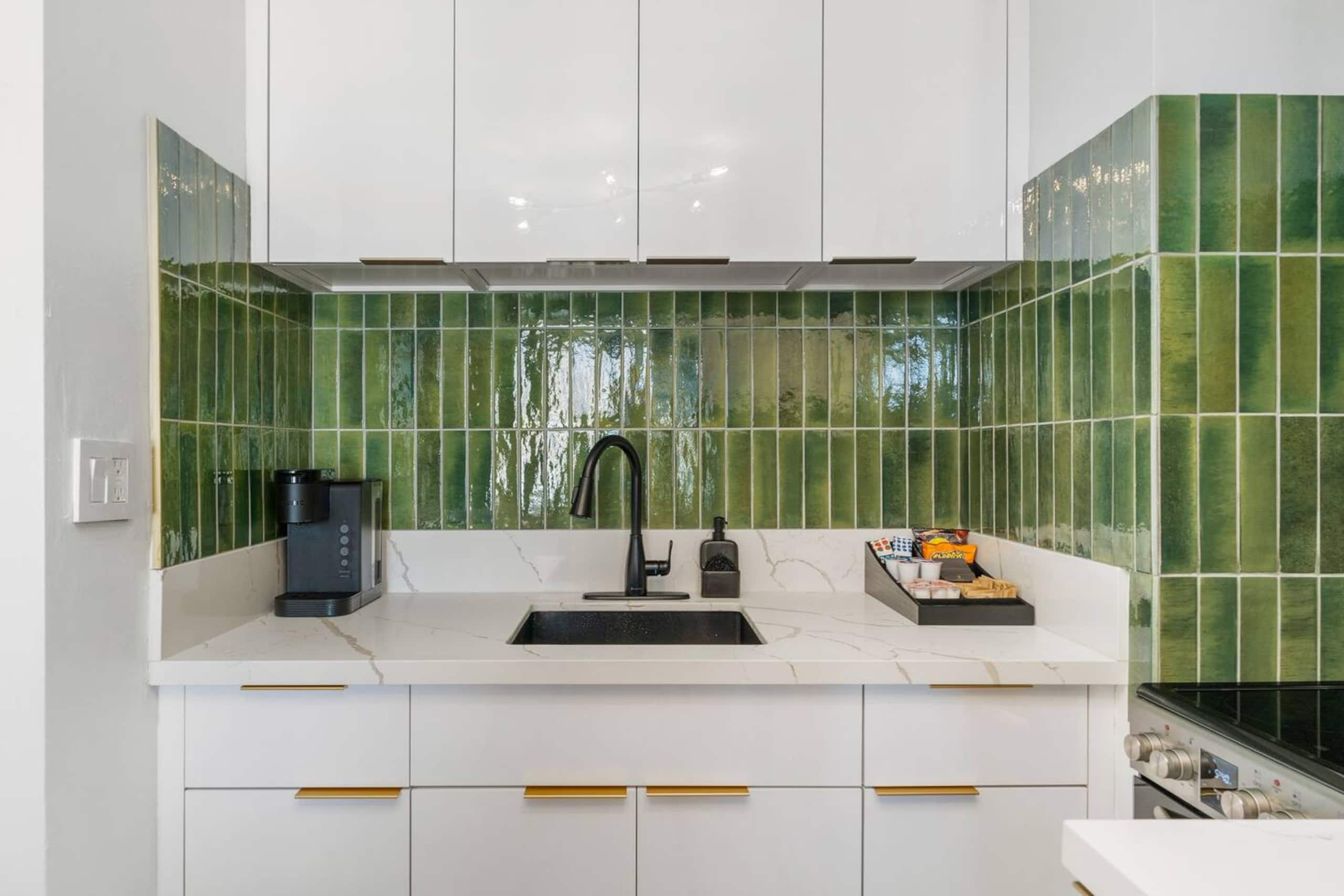 Resort in Honolulu · ★4.98 · 1 bedroom · 2 beds · 1 private bath - Image 6