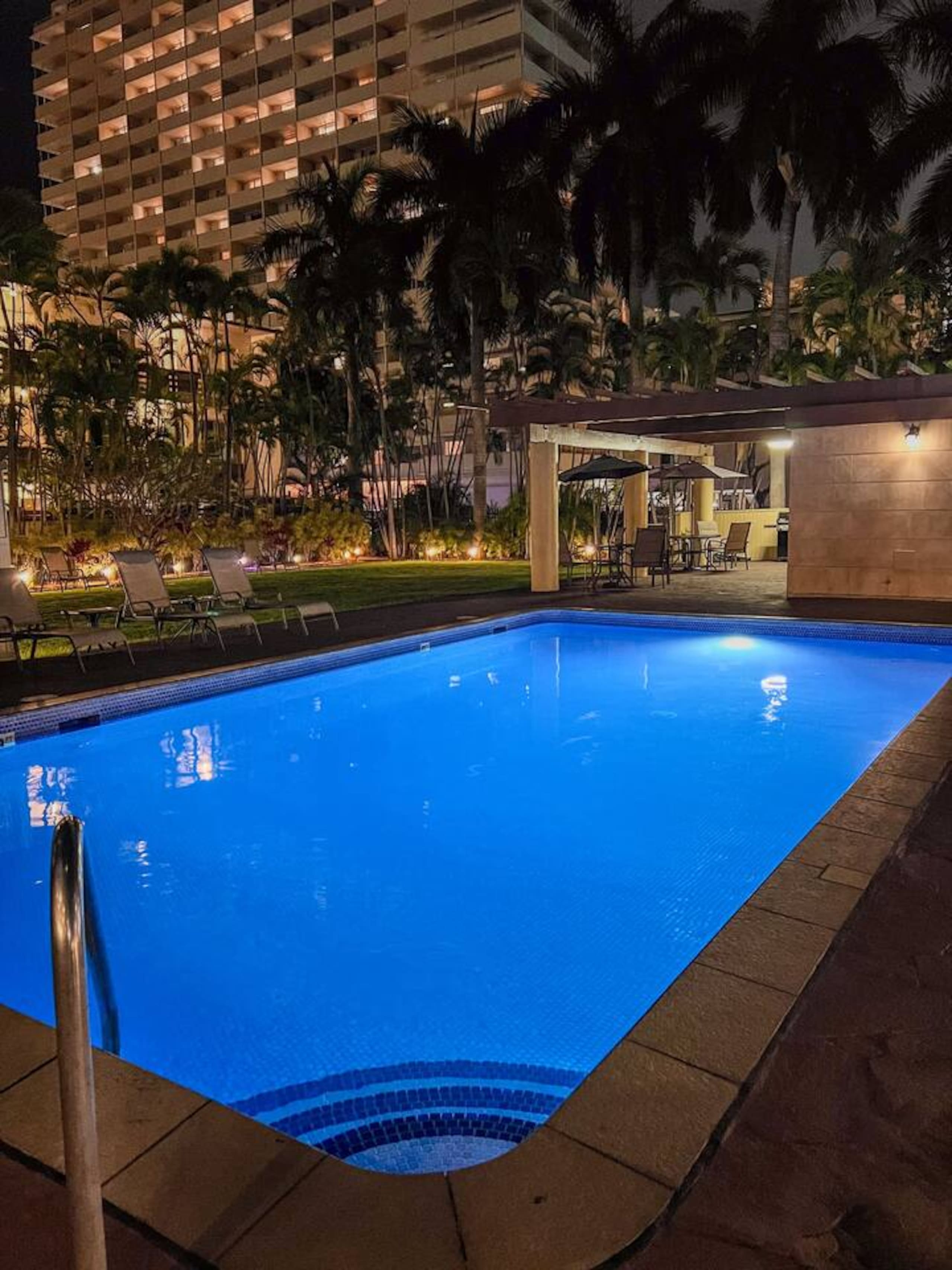 Resort in Honolulu · ★4.98 · 1 bedroom · 2 beds · 1 private bath - Image 36