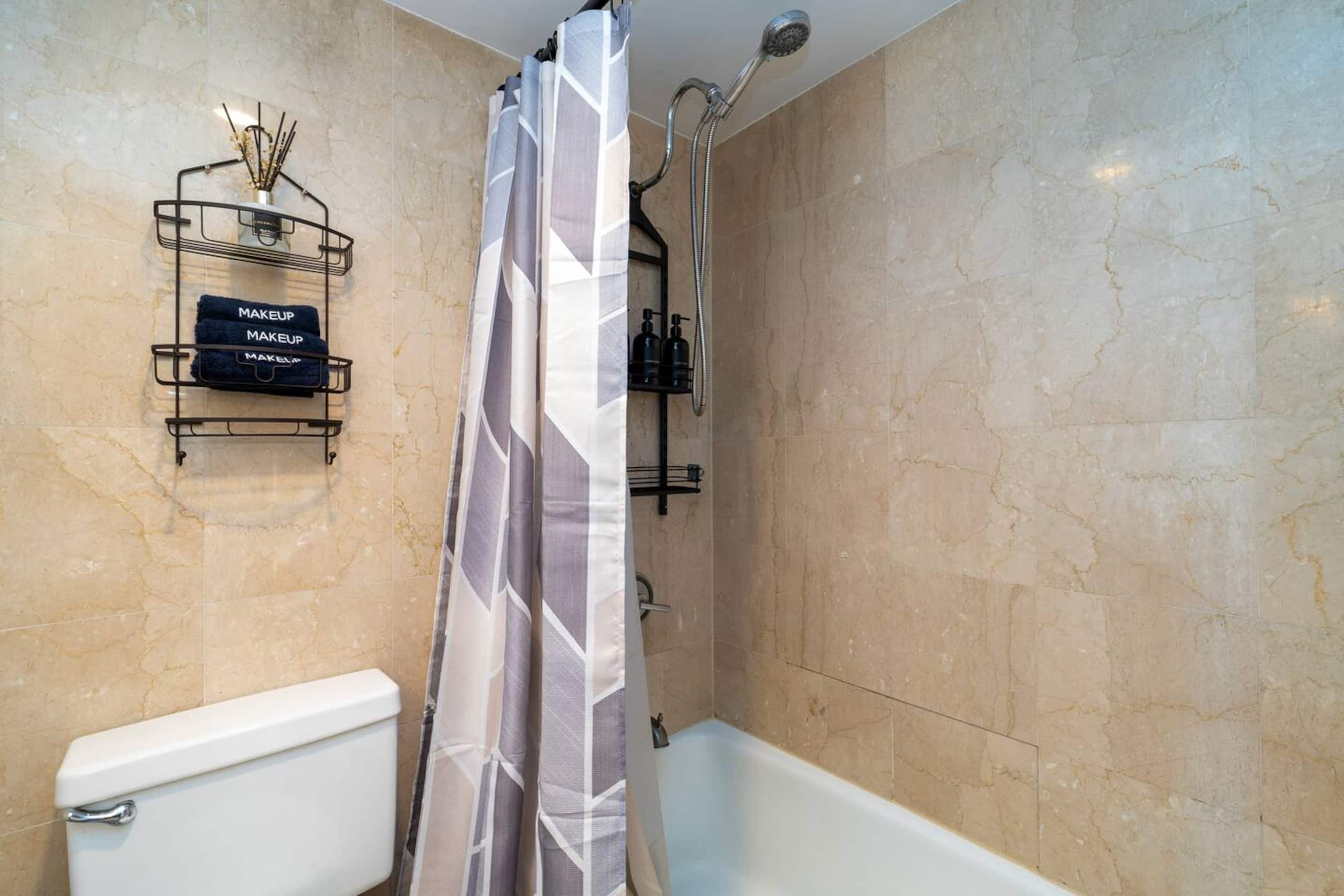 Resort in Honolulu · ★4.98 · 1 bedroom · 2 beds · 1 private bath - Image 17