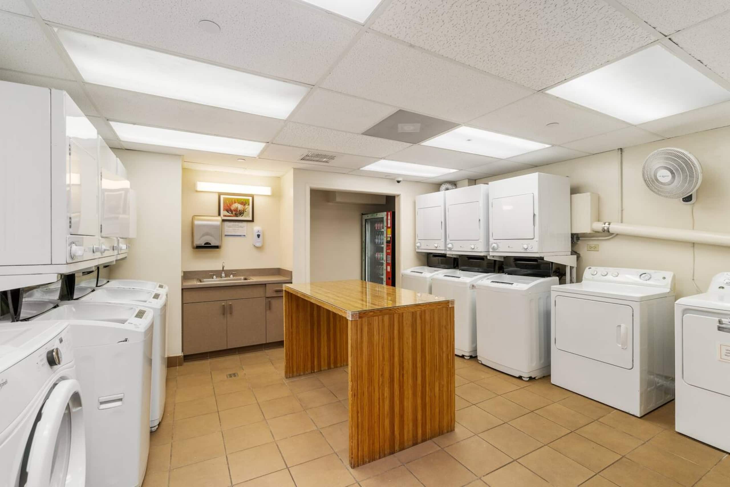 Resort in Honolulu · ★4.98 · 1 bedroom · 2 beds · 1 private bath - Image 24