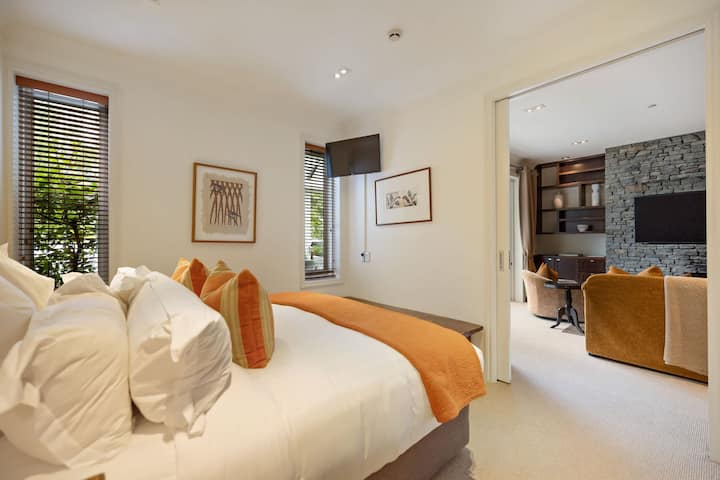 Gezellige en elegante tweede slaapkamer – Een prachtig ingerichte tweede slaapkamer met een zacht kingsize bed, luxe beddengoed en volledige klimaatbeheersing voor het hele jaar door comfort.