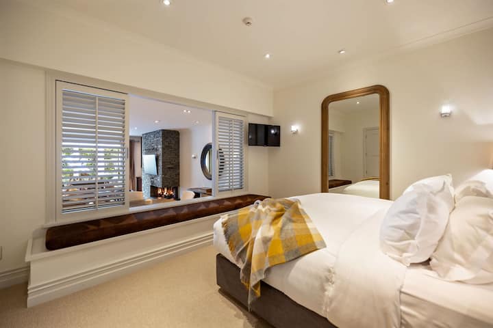 Luxe mastersuite met kingsize bed – Rust uit in een gloednieuw kingsize bed met luxe beddengoed, verduisterende jaloezieën en airconditioning voor de perfecte nachtrust.