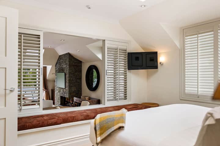 ความสะดวกสบายและความสงบสุขสูงสุด – นอนหลับสนิทบนเตียงหรูใหม่เอี่ยมพร้อมผ้าปูที่นอนระดับพรีเมียม ม่านบังแสง และความเงียบสนิท ไม่มีเสียงรบกวนจากถนน มีแต่การผ่อนคลายอย่างเต็มที่ในความสะดวกสบายของเครื่องปรับอากาศ