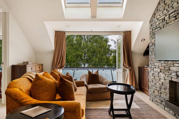 Ben Lomond 2 -Top-floor Lakeshore Apartment - Queenstown