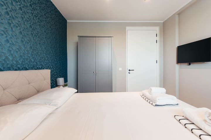 สว่างและน่าอยู่พร้อมเตียงควีนไซส์ที่อบอุ่น พื้นผิวที่นุ่มนวล และสีสันสดใส ที่พักที่สมบูรณ์แบบสำหรับการพักผ่อน