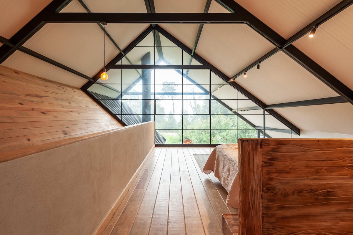 Hlavná izba s výhľadom na záhradu 