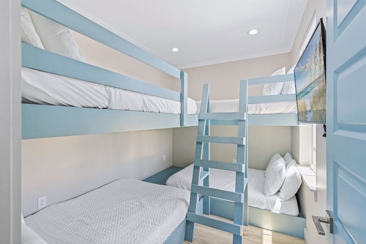 קומה 3 - חדר קומתיים עם 4 מיטות קווין סייז (מקום ל -8) - חדר רחצה משותף עם חדר הקומתיים השני בקומה השלישית