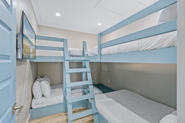 קומה 3 - חדר קומתיים עם 4 מיטות קווין סייז (מקום ל -8) - חדר רחצה משותף עם חדר הקומתיים השני בקומה השלישית