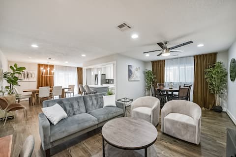 Top Airbnb: Viking | Home | Sleeps 6 | Yard | King Ensuite in Central Northwest