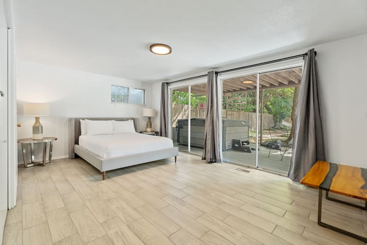 Გაიღვიძეთ მშვიდი ხედით და პირდაპირ ღია ცის ქვეშ გაისეირნეთ. Ეს მშვიდი საძინებელი გთავაზობთ მაქსიმალურ კომფორტს.