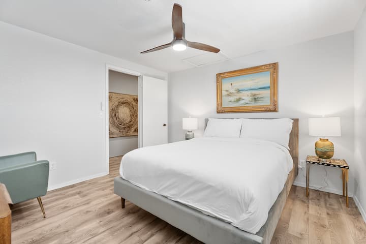 Დაისვენეთ ელეგანტურობასა და კომფორტში ამ ლამაზად გამოწყობილ საძინებელში. Მშვიდობიანი დასვენება გელით!