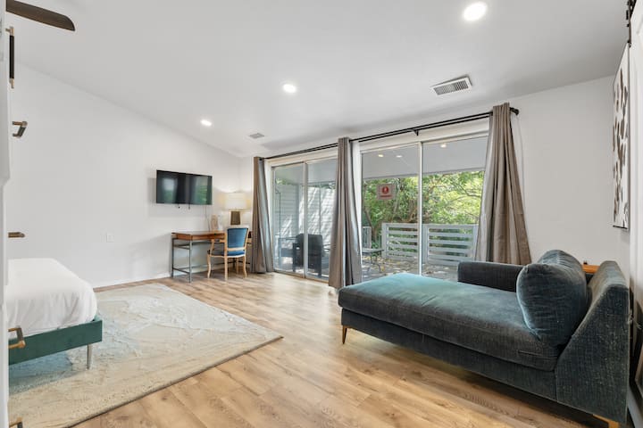 Დაისვენეთ ფართო საცხოვრებელ სივრცეში, საიდანაც ბაღის განსაცვიფრებელი ხედები იშლება. Მყუდრო საცხოვრებელი სიამოვნებისა და განტვირთვისთვის.