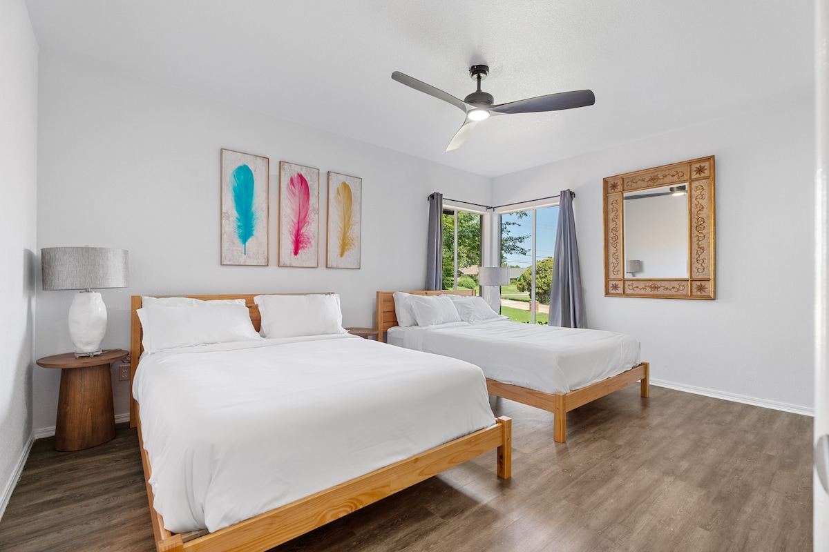 לישון בסטייל בחדר השינה הראשי האוורירי והמזמין שלנו, המיועד לשהייה נינוחה ומפנקת.