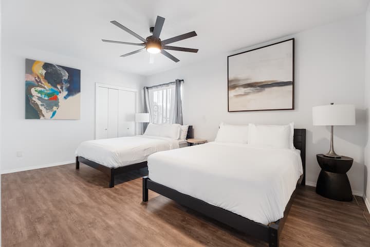 Დაიძინეთ სტილით ჩვენს ჰაეროვან და მიმზიდველ მთავარ საძინებელში, რომელიც განკუთვნილია მშვიდი და ლუქს-კლასის სტუმრობისთვის.