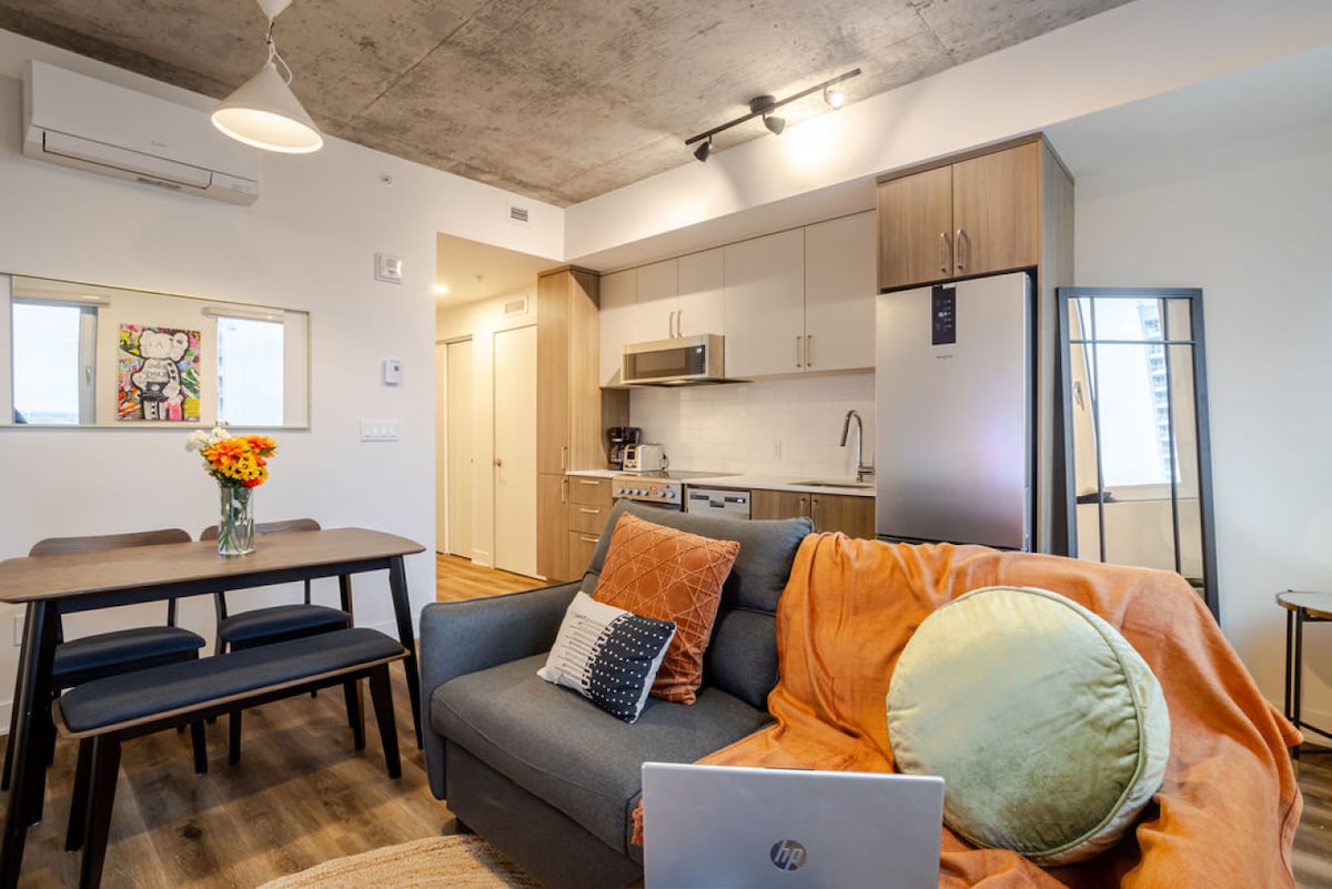 Jasné a lákavé usporiadanie so štýlovými povrchovými úpravami.