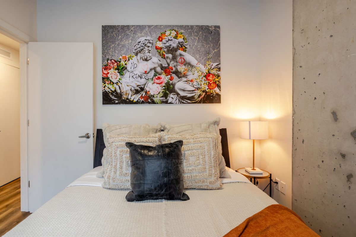 Spálňa 1 – manželská posteľ pod mäkkým osvetlením a hravým umením