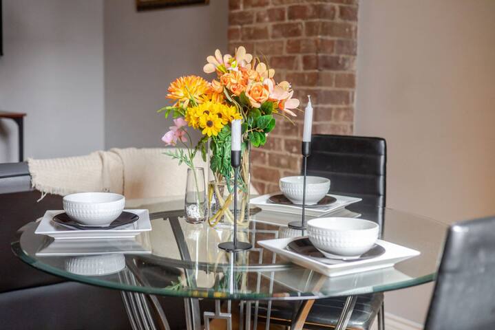 3BDR Apt | Rooftop Spa Tub & Grill on Crescent gallery image 2