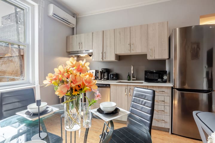 3BDR Apt | Rooftop Spa Tub & Grill on Crescent