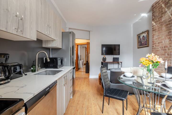 3BDR Apt | Rooftop Spa Tub & Grill on Crescent gallery image 3