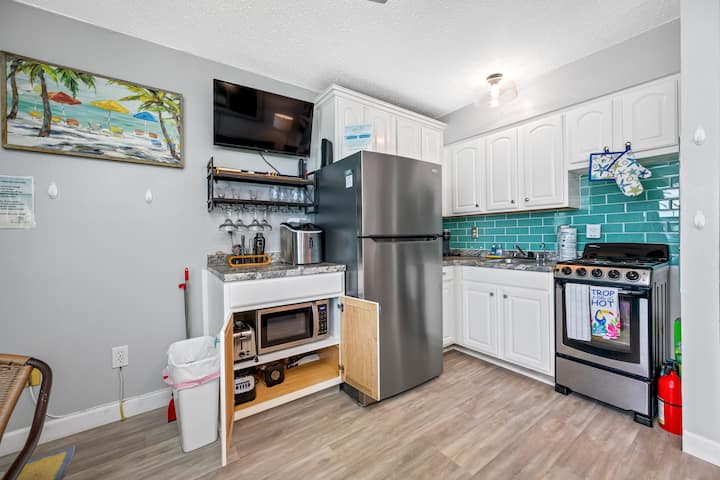 Chateau 4e- Pool Closed - Special Discounts! - Belleair Beach, FL