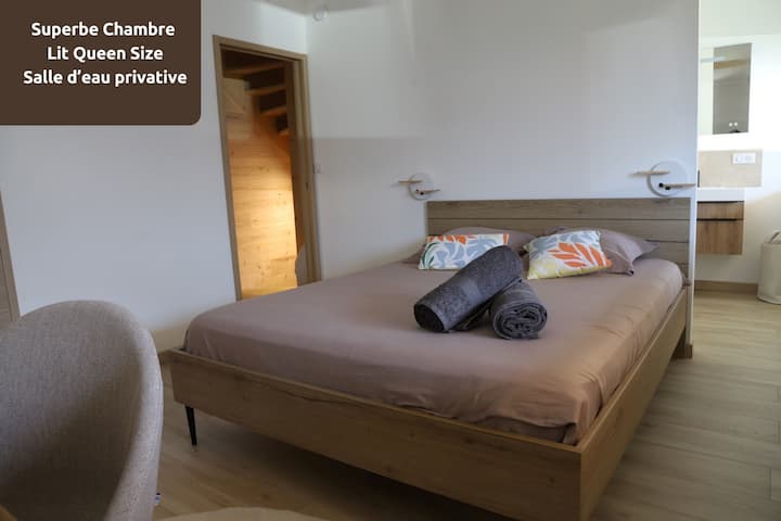 Dhomë gjumi me krevat dopio "queen" dhe banjë private