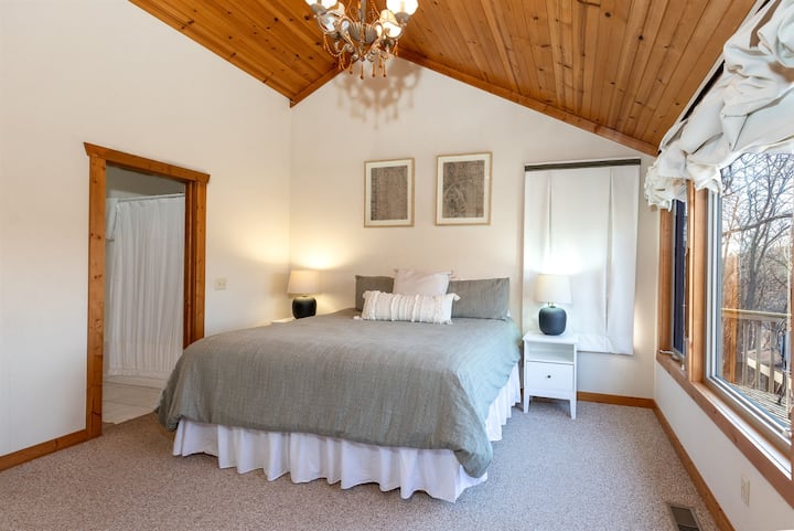 Удобна и удобна примарна спална соба со брачен кревет (широк 150-179 см) и сопствена бања