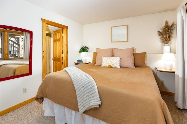 Удобно и удобно - спалната соба бр. 3 на долниот кат има брачен кревет (широк 150-179 см) и сопствена бања