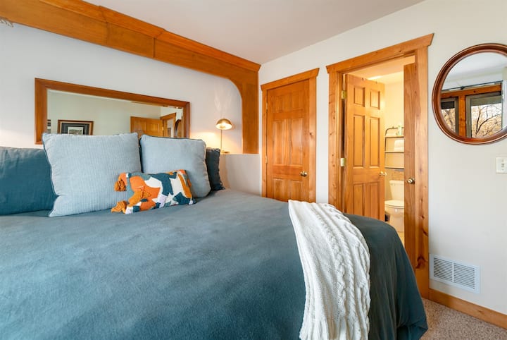 Удобно и удобно - спалната соба бр. 2 на долниот кат има брачен кревет (широк 150-179 см) и сопствена бања