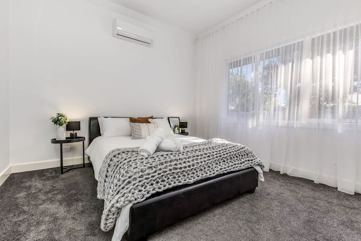 2号卧室配备标准双人床、储物柜和空调。