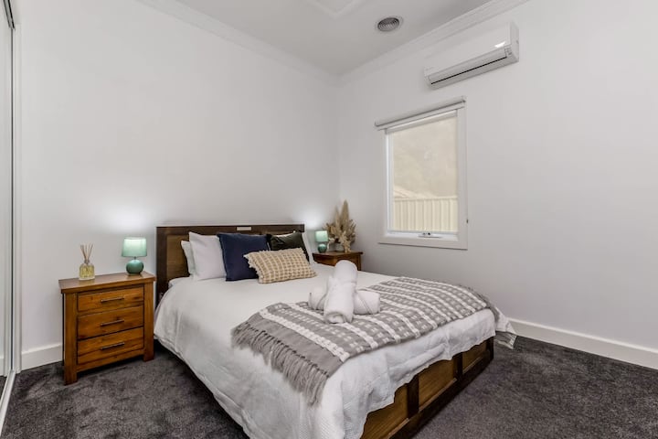 3号卧室配备标准双人床、储物柜和空调。