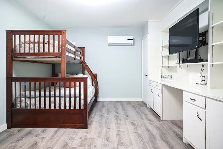 Eneo la ofisi lenye madawati mawili yaliyojengwa ndani na vitanda vya ghorofa