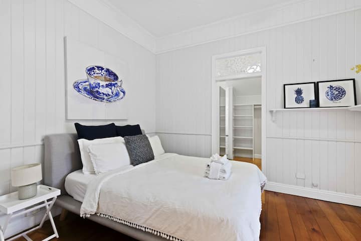 חדר שינה מס '1 עם מיטת קווין סייז. 