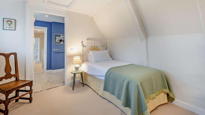 Kiçik qonaqlar üçün mükəmməl olan bu tək yataq otağında incə boyalı başlıq və çəkməcələr var