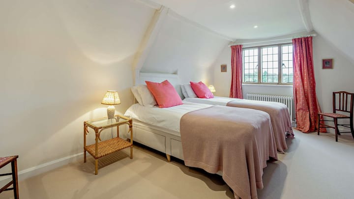 Evin bir ucunda yataq otağının beşində iki birnəfərlik çarpayı var